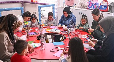 İzmir Bornova'da minikler sevgilerini çiçeklerle anlattı