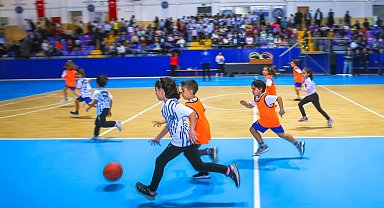 İzmir Karabağlar'da 850 minik sporcudan coşkulu sömestr
