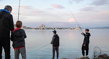 İzmir Mordoğan'da balık avı heyecanı