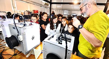 İzmir'de geleceğin fikir temelleri FabrikaLab'da atıldı