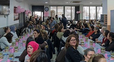 İzmir'de sağır ve işitme engelli kadınlar bir araya geldi