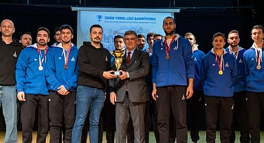 İzmirli şampiyonlar kupalarını Başkan'a teslim etti