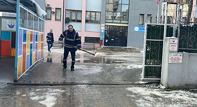 İzmit'te sınav öncesi okullarda kar temizliği