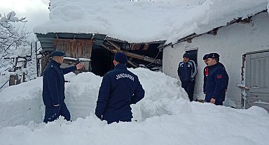 Kar kütlesi ahırın çatısını çökertti! 9 büyükbaş hayvan kurtarıldı!