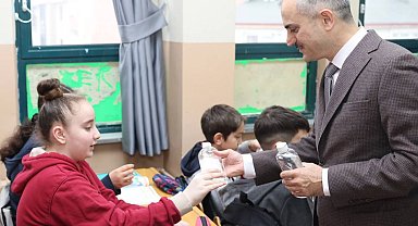 Kocaeli Çayırova Belediyesi'nden öğrencilere dezenfektan