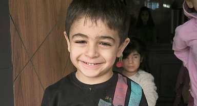 Sakarya'da kahraman itfaiyeciler minik Ahmet'i alevlerin arasından çıkardı