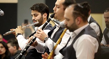 Sakarya'da sahneye çıkan isim konsere damga vurdu