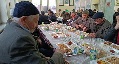 30 yıldır her gün köy meydanında topluca iftar yapıyorlar
