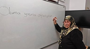 84 yaşındaki Ayşe Nine okuma yazmayı ATASEM'de öğreniyor