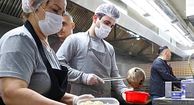 Antalya Büyükşehir Mobil Aşevi iftarda vatandaşın yanında