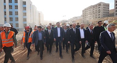 Bakan Kurum Kahramanmaraş'ta afet konutlarını inceledi