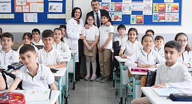 Bakan Tekin, Bursa'daki öğrencinin seçim vaadini yerine getirdi