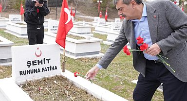 Bakan Tekin'den Erzurum Şehitliği'ne bayramlık ziyaret