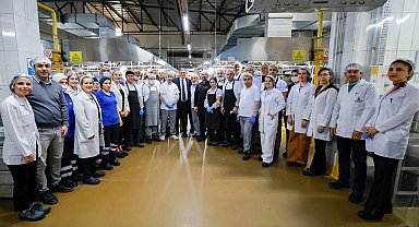 Başkan Tugay aşevinde yemek hazırlığına katıldı