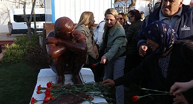 Berkin Elvan İzmir Güzelbahçe'de heykeli önünde anıldı