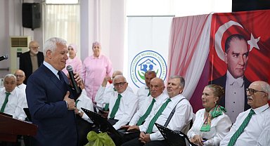 Bursa'da huzurevi korosuna Başkan Bozbey sesiyle renk kattı