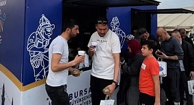 Bursa'da iftara yetişemeyenlere ikramlıklar sürüyor