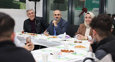 Çayırova'da Başkan gençlerle çay sohbetinde