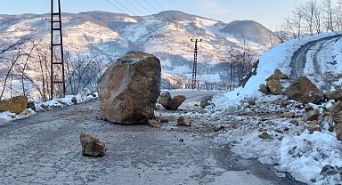 Eriyen karlar heyelanlara yol açtı
