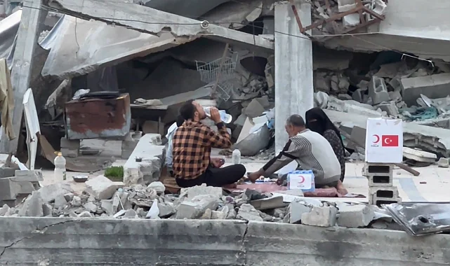 Gazze'de yıkıntılar arasında iftar! Kızılay Gazze'deki aşevi kapasitesini 30 bine çıkardı