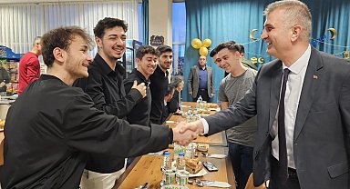 Gölcük'te Başkan Sezer üniversiteli öğrencilerle iftar yaptı