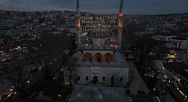 İstanbul Üsküdar'da çifte ezan geleneği sürüyor