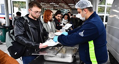 İzmir Büyükşehir'den üniversite öğrencilerine sıcak yemeğe devam