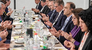 İzmirli meclis üyeleri aynı sofrada iftar yaptı