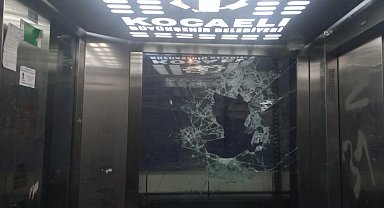 Kocaeli'de vandalizim! Kaldırım taşları ile asansörün camı parçalandı!