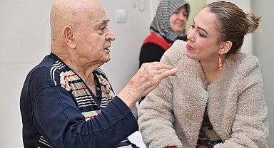 Manisa'da başkan eşinden duygusal ziyaret!