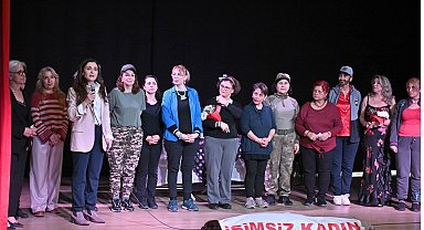 Muratpaşa'da Kadının Gücü Tiyatro Topluluğu 'Kimim Ben' dedi