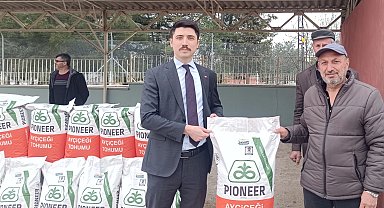 Pazaryeri'nde 79 çiftçiye yağlık ayçiçeği tohumu dağıtıldı