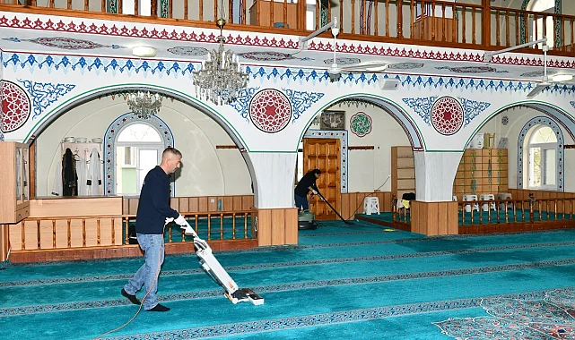 Ramazan Bayramı öncesi camilere temizlik