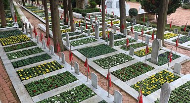 Şehitlikler, "18 Mart Çanakkale Zaferi" için hazırlandı