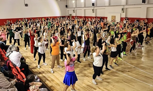 350 kadın kursiyer Dünya Dans Günü'nde zumba gösterisi yaptı