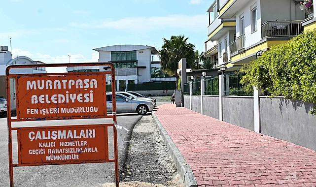 Antalya Muratpaşa'da kaldırım çalışmalarına devam