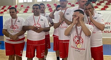 Balıkesirli özel çocuklar altın madalyaları Ayvalık'a getirdi