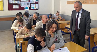Bursa'da veliler, çocuklarıyla birlikte sınava girdi!