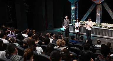 İzmir'de Bornova Şehir Tiyatrosu'ndan unutulmaz prömiyer