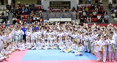 İzmirli çocuklar spor ve eğlence dolu bir gün geçirdi