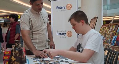Otizmli Kerem'in yapboz sergisi Bursa'da sanatseverlerle buluştu