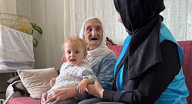 Sakarya'nın 105 yaşındaki çınarına tebessüm oldular