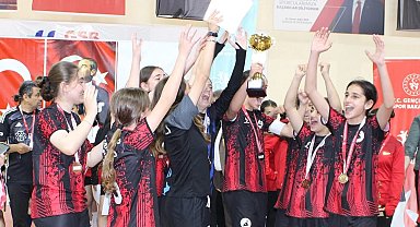 Şampiyonluk kupası Gölcük'e geldi