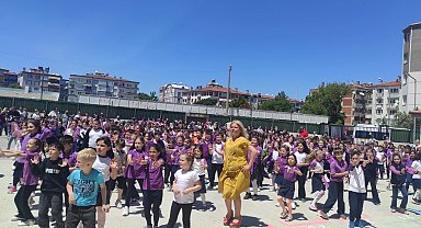 Bursa Mudanya'da öğrenciler öğretmenleriyle zumba yaptı