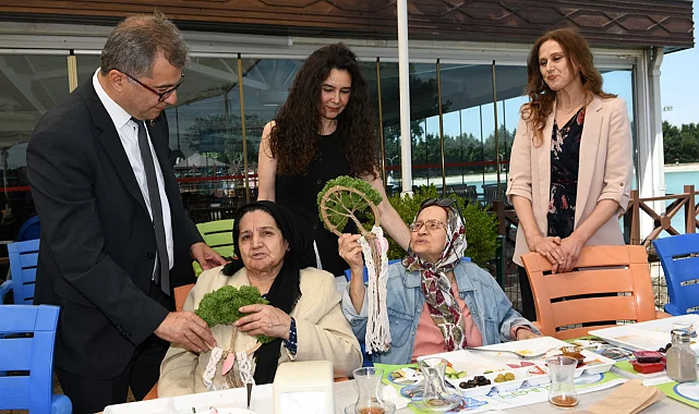 Bursa Osmangazi'de alzheimer hastaları için Anneler Günü kutlaması