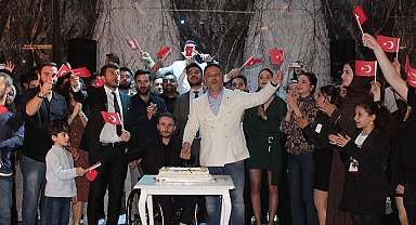 Bursa'da genç inşaat mühendislerinden 19 Mayıs coşkusu