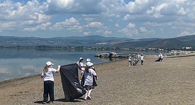 Bursalı minik gönüllülerden İznik'te sahil temizliği