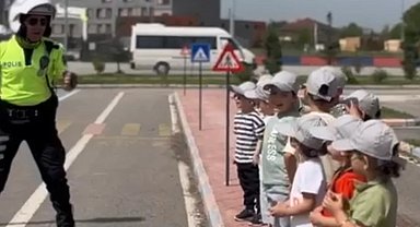 Düzce'de çocuklara polislerden eğlenceli eğitim