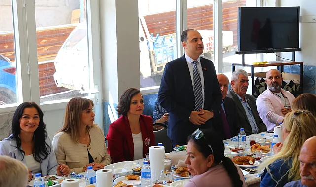 İzmir Karabağlarlı muhtarlardan Başkan Kınay'a sürpriz kahvaltı