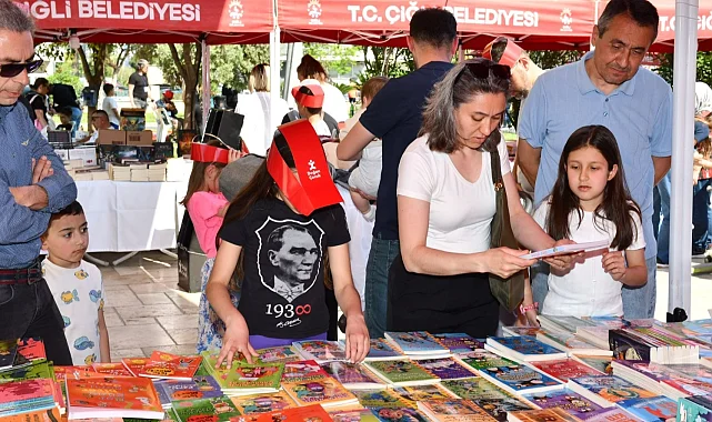 Kitapların büyülü dünyasına yolculuk Çiğli'de sürüyor